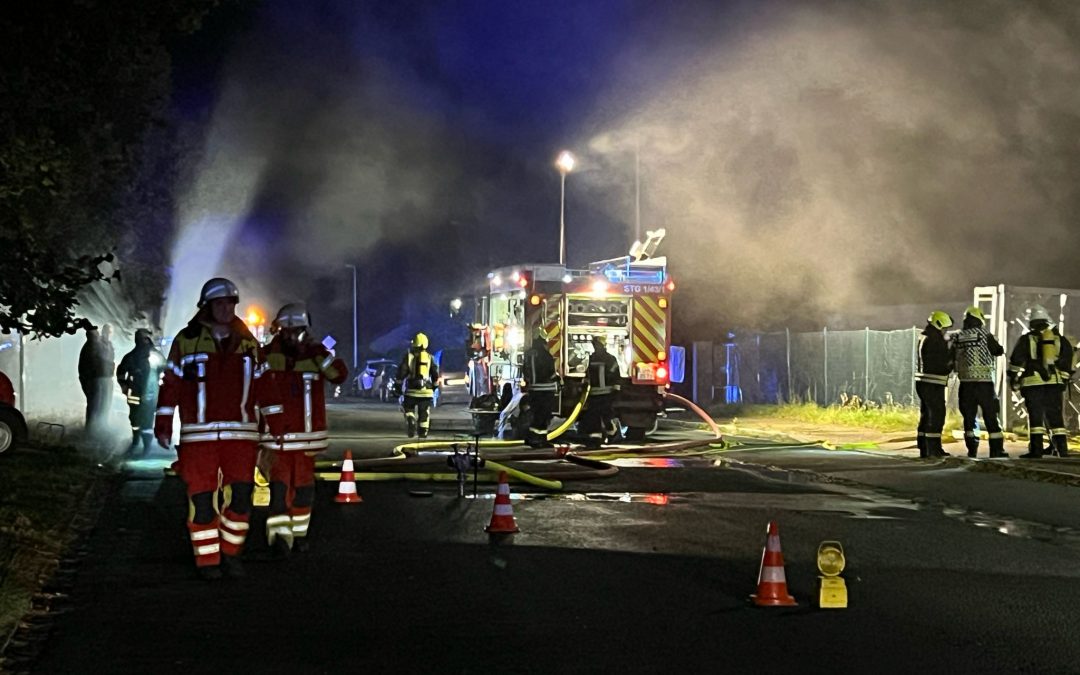 Brand Industriehalle – Einsatzkräfte trainieren Zusammenarbeit für den Ernstfall